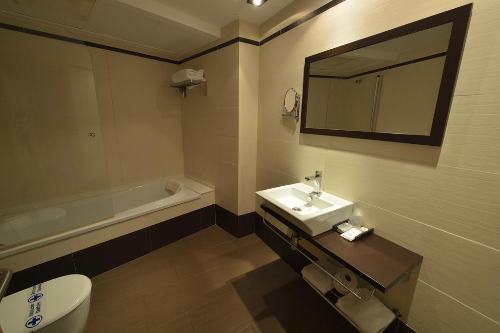 Hotel Ciutat D'암포스타 외부 사진